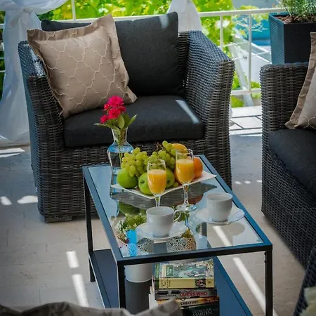 Πανσιόν Superior Stunning Gravosa With A Free Parking 3*