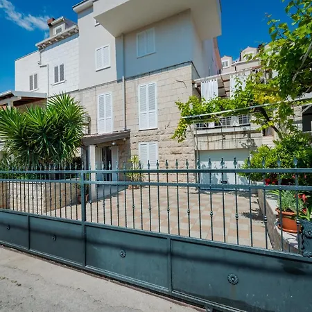 Πανσιόν Superior Stunning Gravosa With A Free Parking 3*