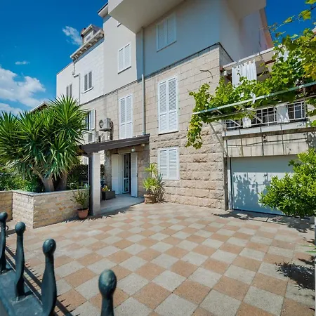 Superior Stunning Gravosa With A Free Parking